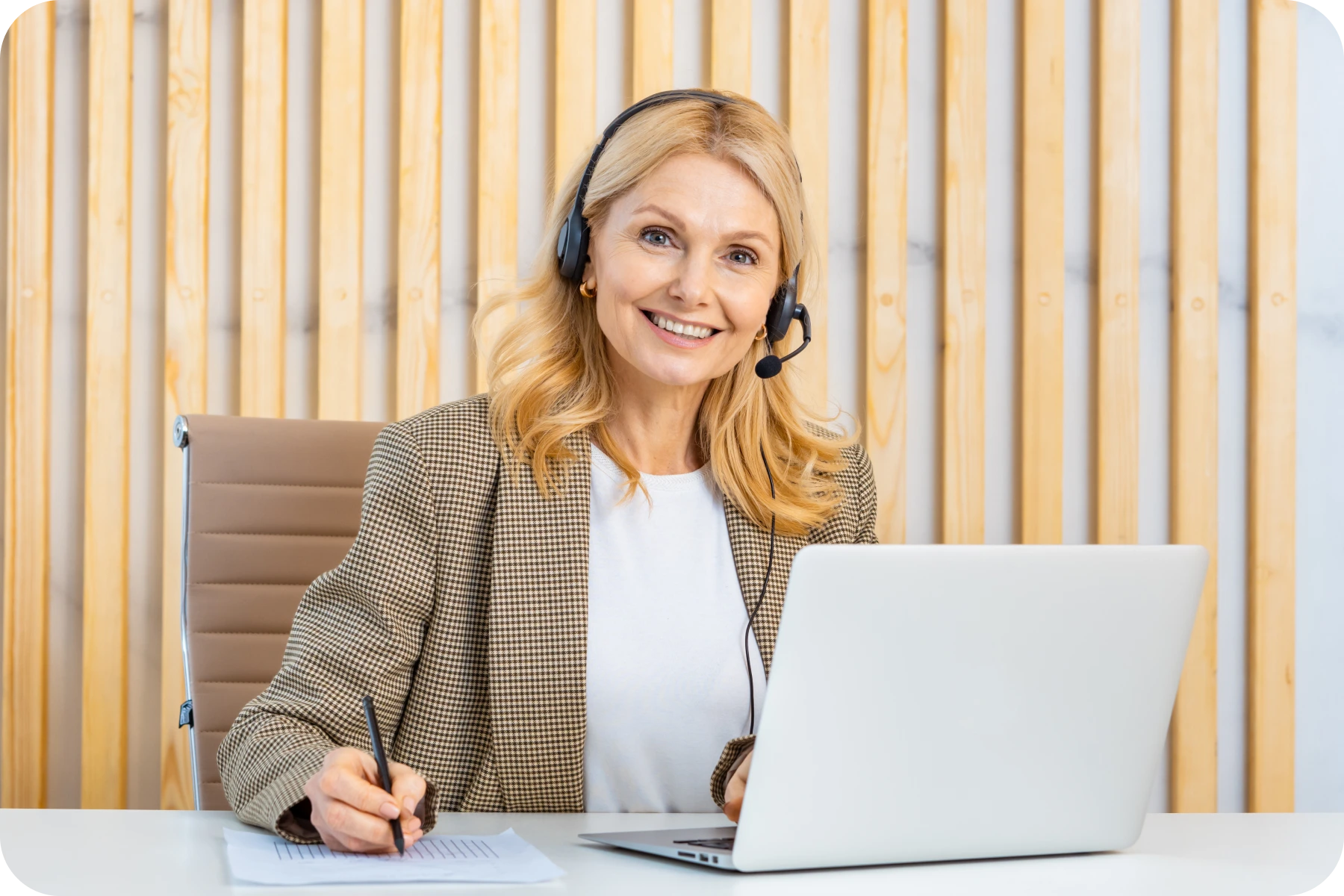 Wholesale vs. Commission: Which Business Model Should IT Resellers Choose for Selling Voice Communications?